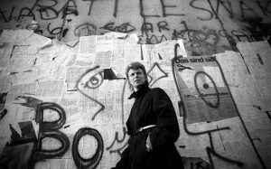 David Bowie sotto il muro di Berlino nel 1987, foto: Denis O’Regan/Getty Images 
