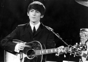 George Harrison nel 1963, foto: Fox Photos/ Gettyimages