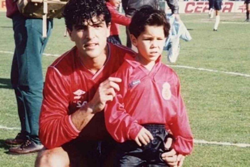 Riconoscete questo bambino con il completino da calcio Oggi è uno dei