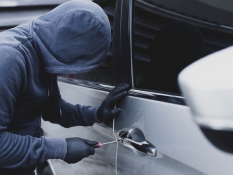 Ladro di auto in azione